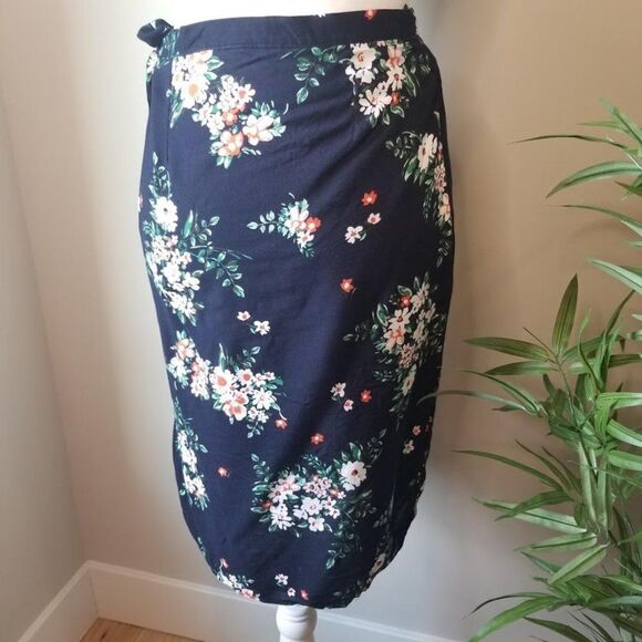 Wrap around Flower skirt/Size Medium - Picture 5 of 9